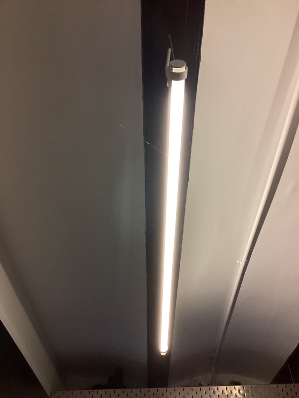 Linear fluorescent light