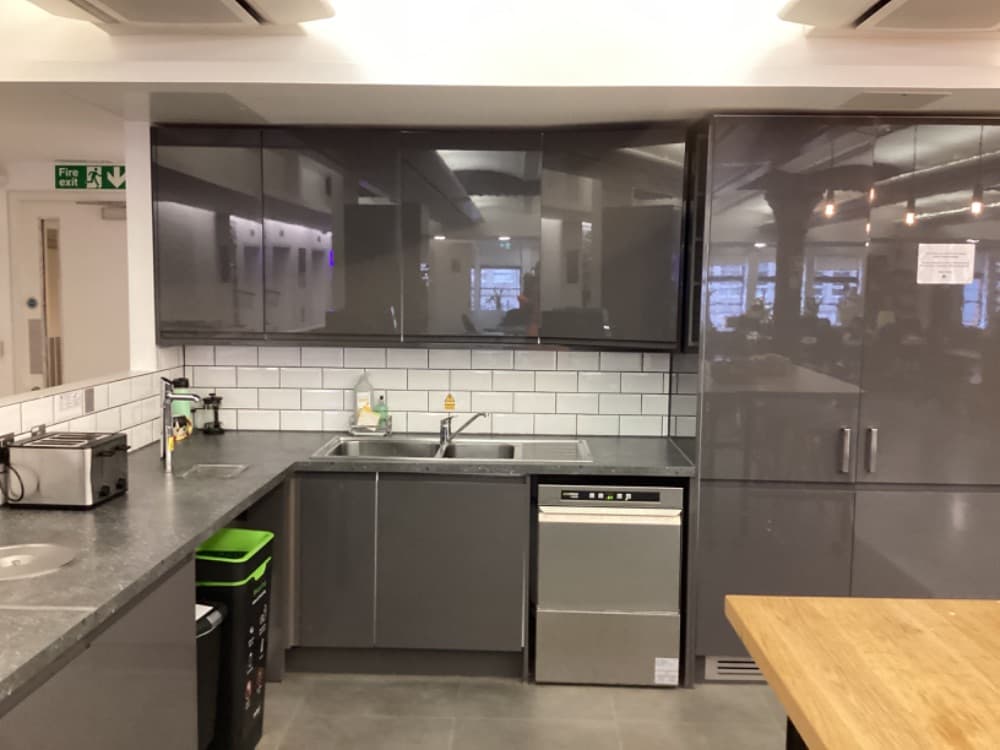 Wall-mounted kitchen cupboard