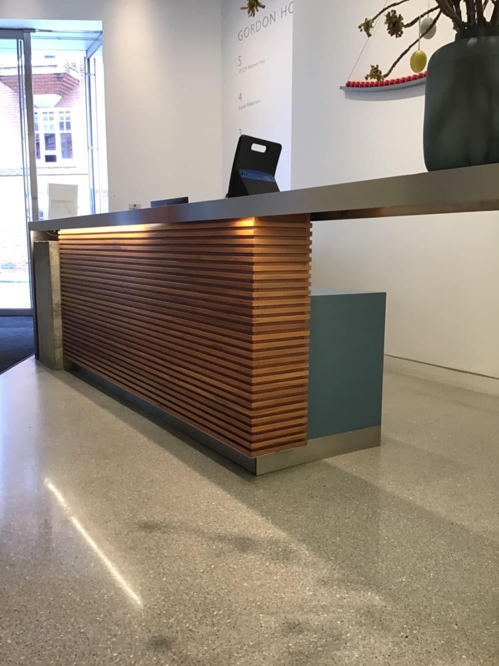 Reception desk 