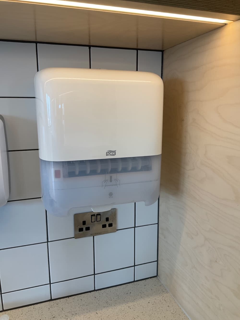 Paper towel dispenser