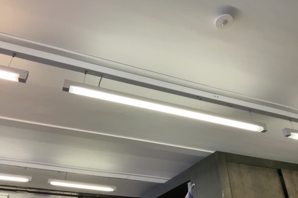Linear fluorescent light 
