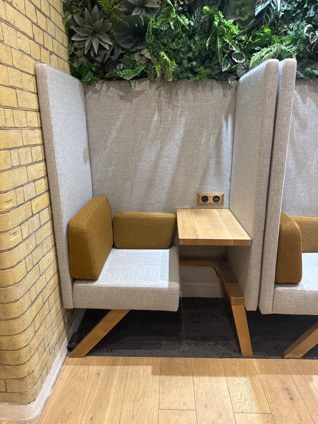 Fixed single seat booth