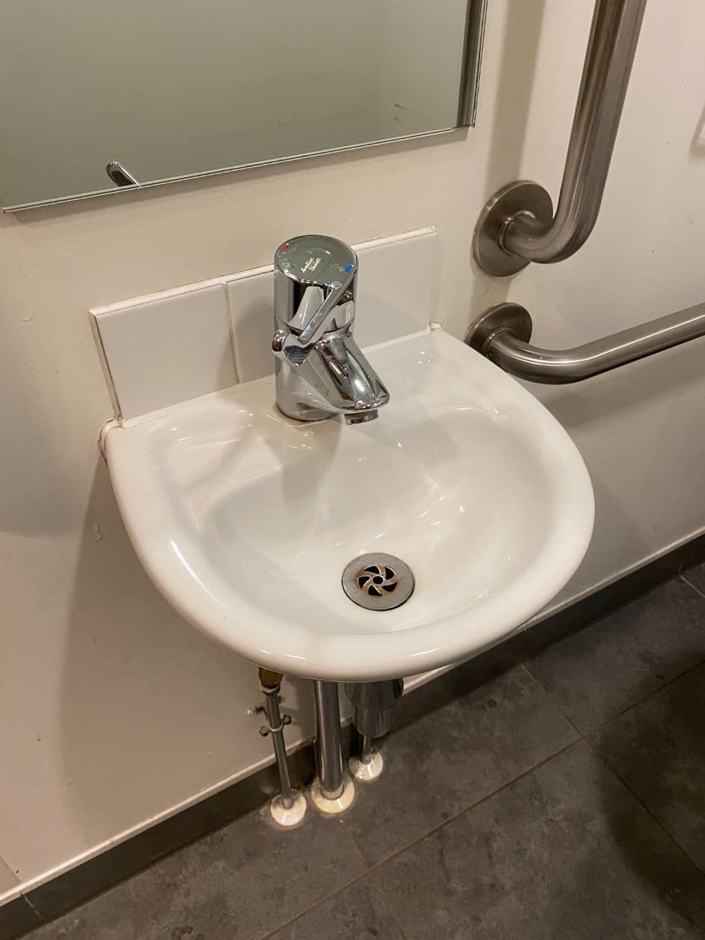 Ceramic sinks - accessible