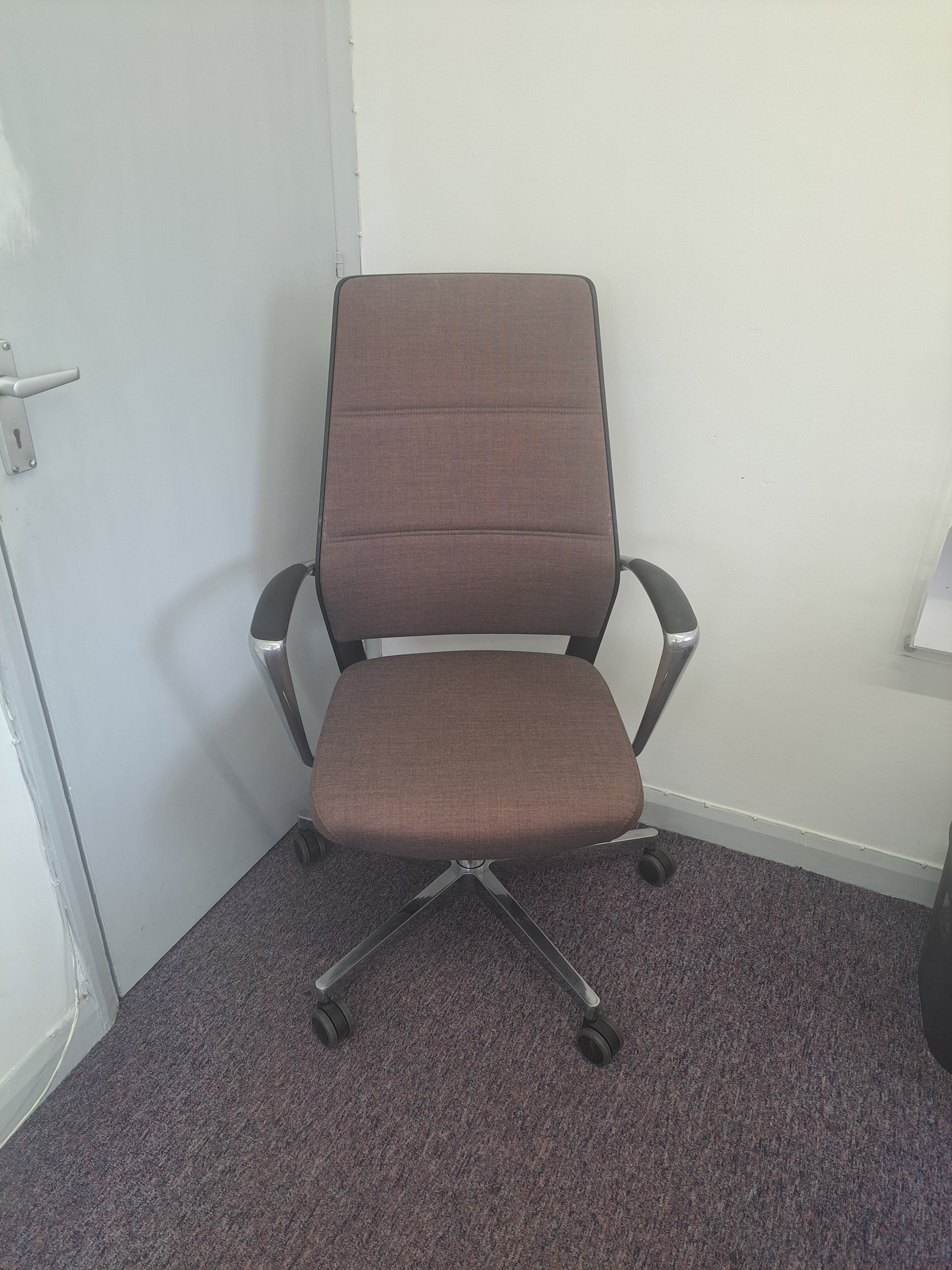 Kusch High back Brown & Chrome meeting chairs