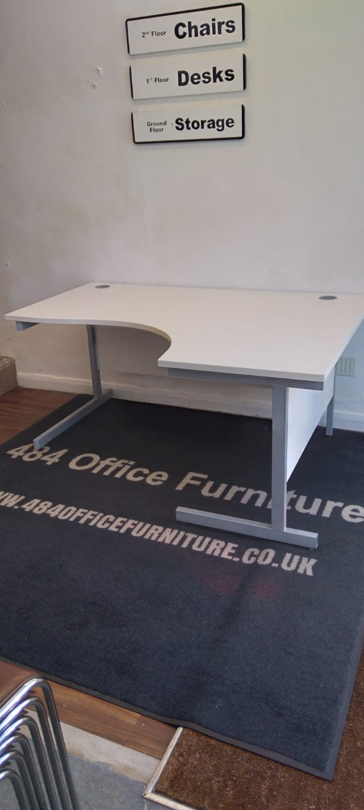 White 1600mm by 1200mm radial desks